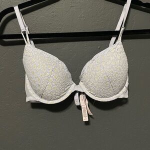 Victoria's Secret Light blue Lace Bra with pattern in gold